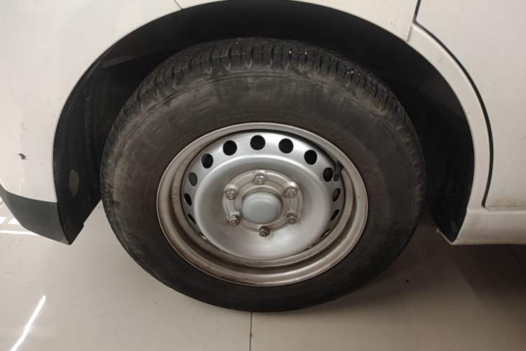 Used Wuling Yangguang 2024 300KM Comfort Version Passenger Van 75kW Left Front Wheel Hub