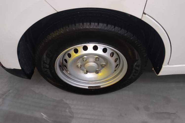 Used Wuling Yangguang 2024 300KM Comfort Version Passenger Van 75kW Left Front Wheel Hub