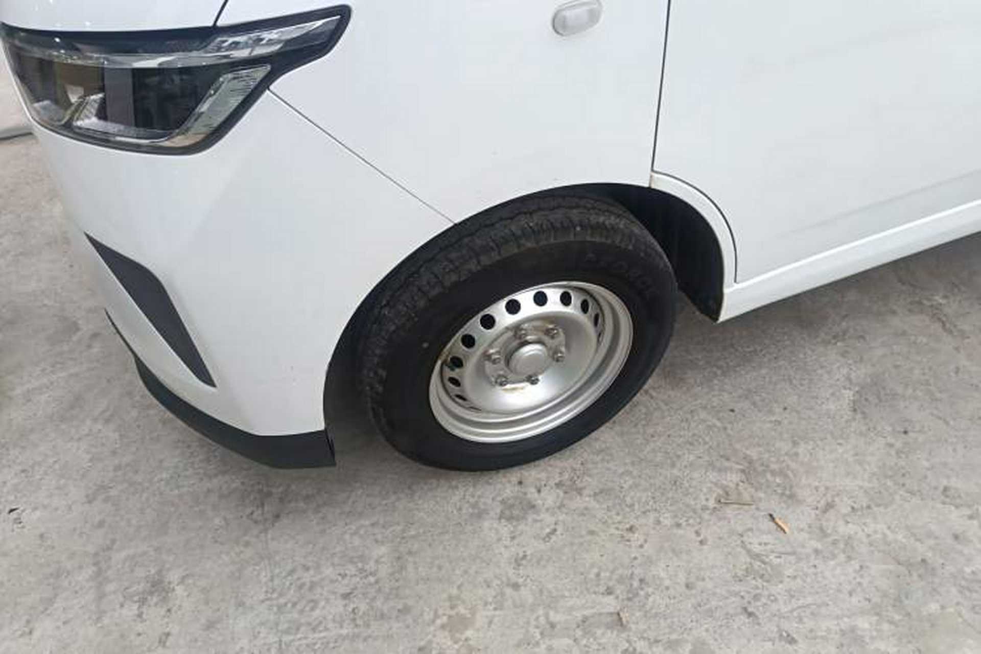 Used Wuling Yangguang 2024 300km Comfort-Grade Passenger Van 60kW Left Front Wheel Hub
