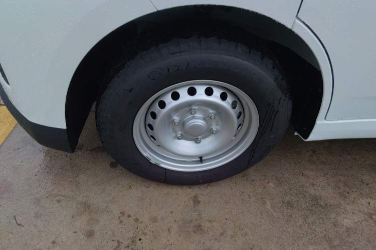 Used Wuling Yangguang 2024 300KM Comfort Version Passenger Van 75kW Left Front Wheel Hub