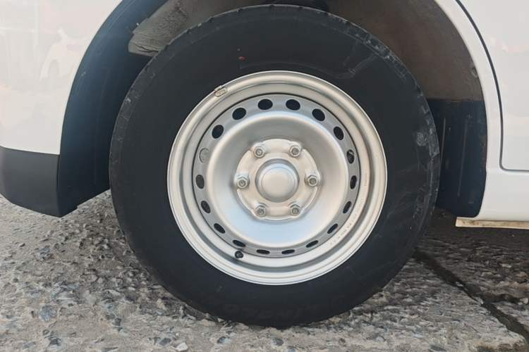 Used Wuling Yangguang 2024 300km Comfort-Grade Passenger Van 60kW Left Front Wheel Hub