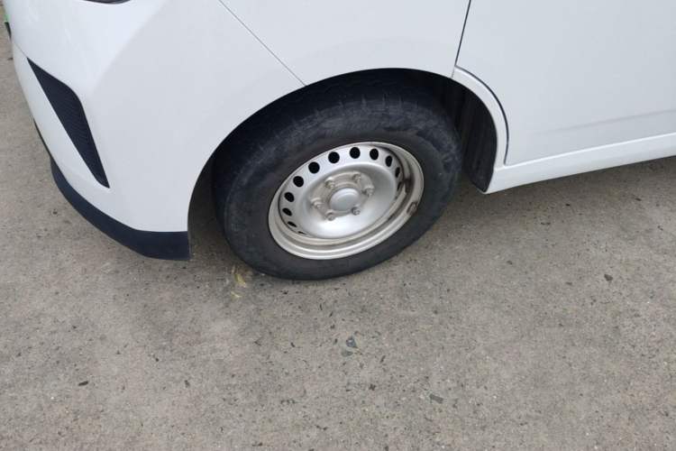 Used Wuling Yangguang 2024 300KM Comfort Version Passenger Van 75kW Left Front Wheel Hub