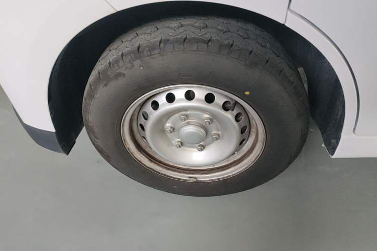 Used Wuling Yangguang 2024 300KM Comfort Version Passenger Van 75kW Left Front Wheel Hub