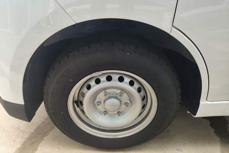 Used Wuling Yangguang 2024 300KM Comfort Version Passenger Van 75kW Left Front Wheel Hub