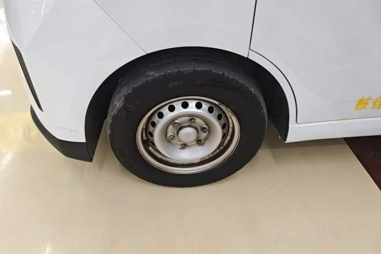 Used Wuling Yangguang 2024 300km Comfort-Grade Passenger Van 60kW Left Front Wheel Hub