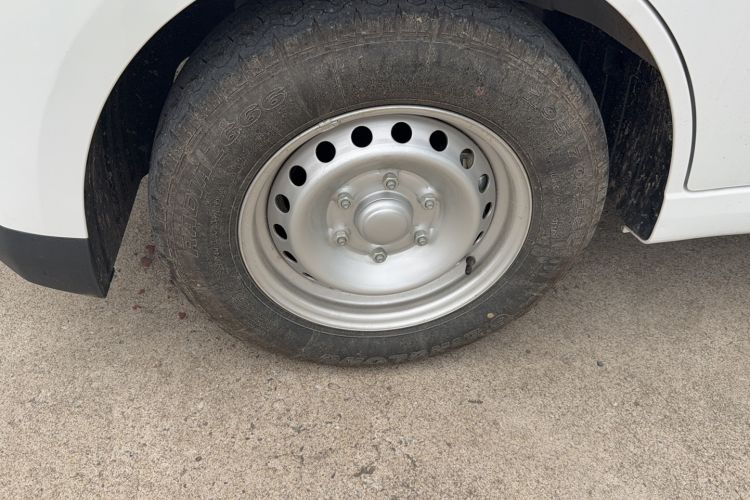 Used Wuling Yangguang 2024 300KM Comfort Version Passenger Van 75kW Left Front Wheel Hub