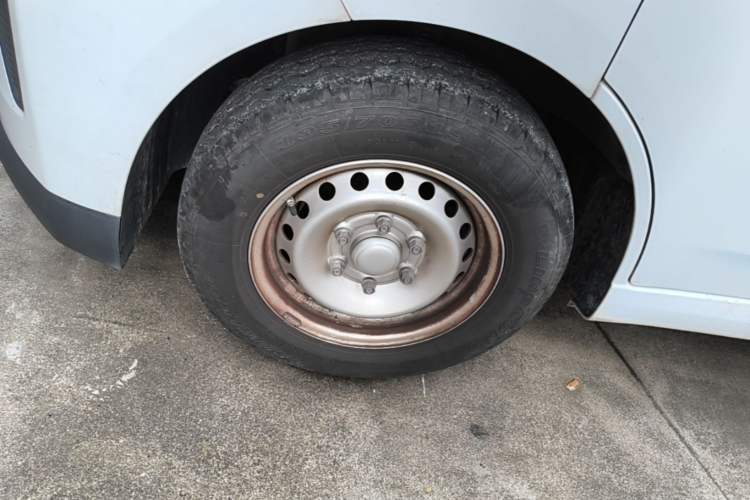 Used Wuling Yangguang 2024 300km Range Practical Window-Sealed Version 60kW Left Front Wheel Hub