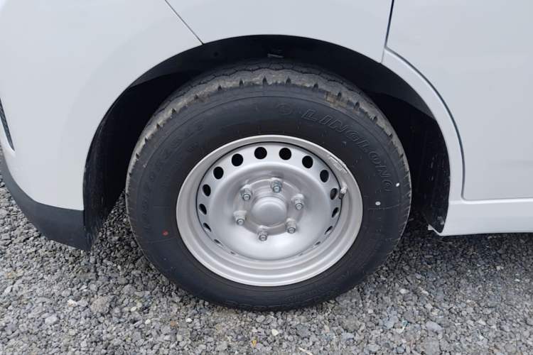Used Wuling Yangguang 2024 300km Range Practical Window-Sealed Version 75kW Left Front Wheel Hub