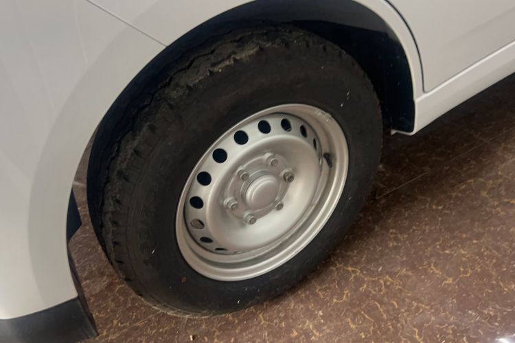 Used Wuling Yangguang 2024 300KM Comfort Version Passenger Van 75kW Left Front Wheel Hub