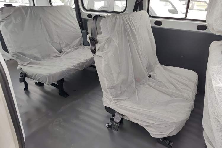 Used Wuling Yangguang 2024 300KM Comfort Version Passenger Van 75kW Left Rear Seat