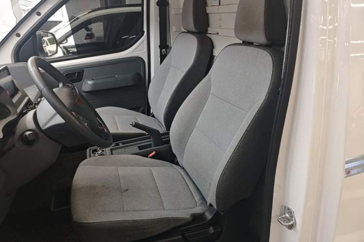 Used Wuling Yangguang 2024 300km Comfort Version with Sealed Windows 60kW Left Rear Seat
