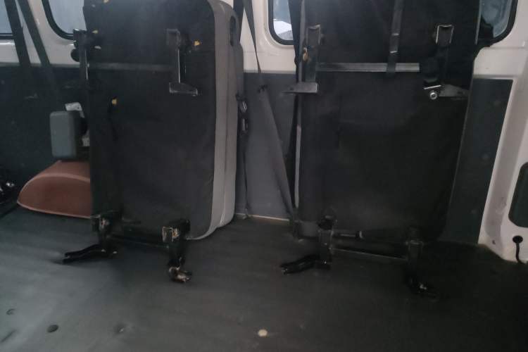 Used Wuling Yangguang 2024 300km Comfort-Grade Passenger Van 60kW Left Rear Seat
