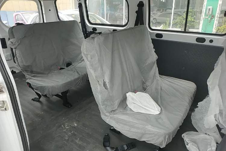 Used Wuling Yangguang 2024 300KM Comfort Version Passenger Van 75kW Left Rear Seat