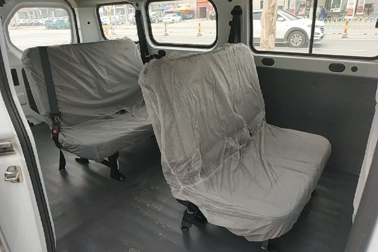 Used Wuling Yangguang 2024 300KM Comfort Version Passenger Van 75kW Left Rear Seat