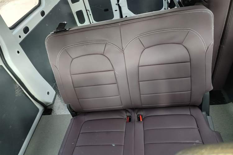 Used Wuling Yangguang 2024 300KM Comfort Version Passenger Van 75kW Left Rear Seat
