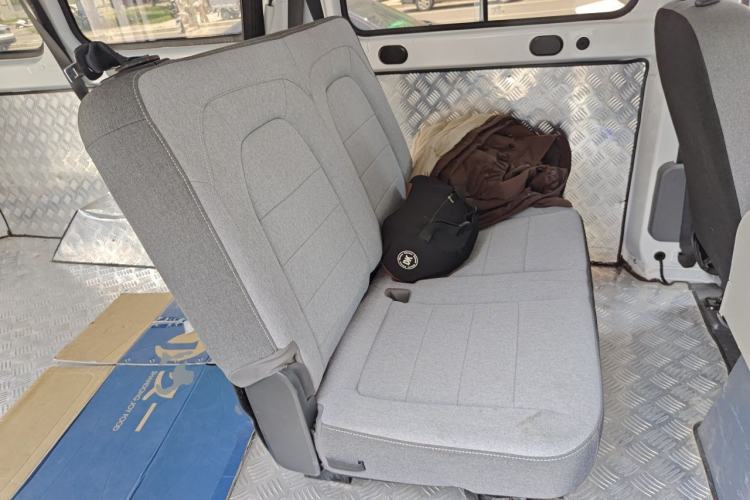 Used Wuling Yangguang 2024 300KM Comfort Version Passenger Van 75kW Left Rear Seat