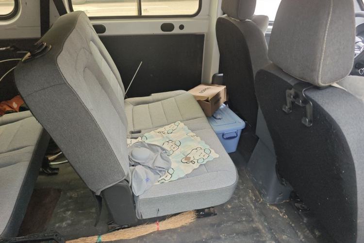 Used Wuling Yangguang 2024 300km Comfort-Grade Passenger Van 60kW Left Rear Seat