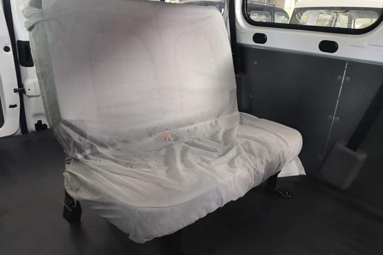 Used Wuling Yangguang 2024 300KM Comfort Version Passenger Van 75kW Left Rear Seat