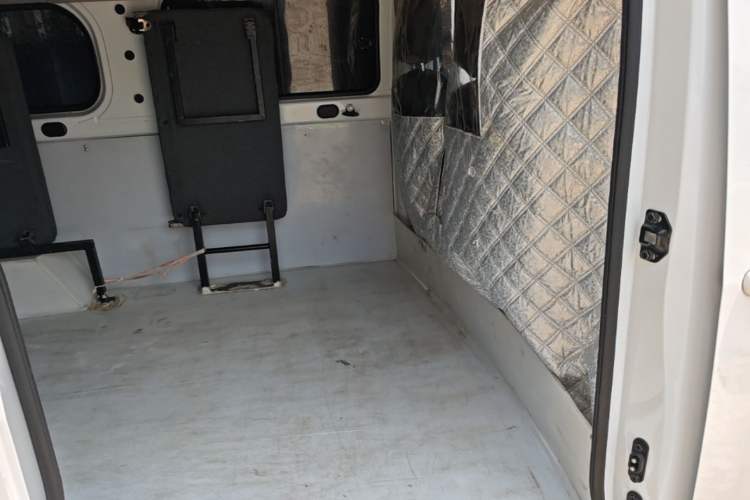 Used Wuling Yangguang 2024 300KM Comfort Version Passenger Van 75kW Left Rear Seat