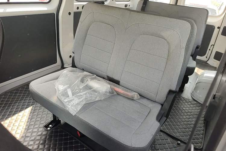 Used Wuling Yangguang 2024 300KM Comfort Version Passenger Van 75kW Left Rear Seat