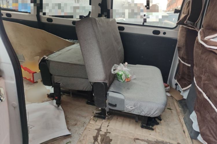 Used Wuling Yangguang 2024 300km Comfort-Grade Passenger Van 60kW Left Rear Seat