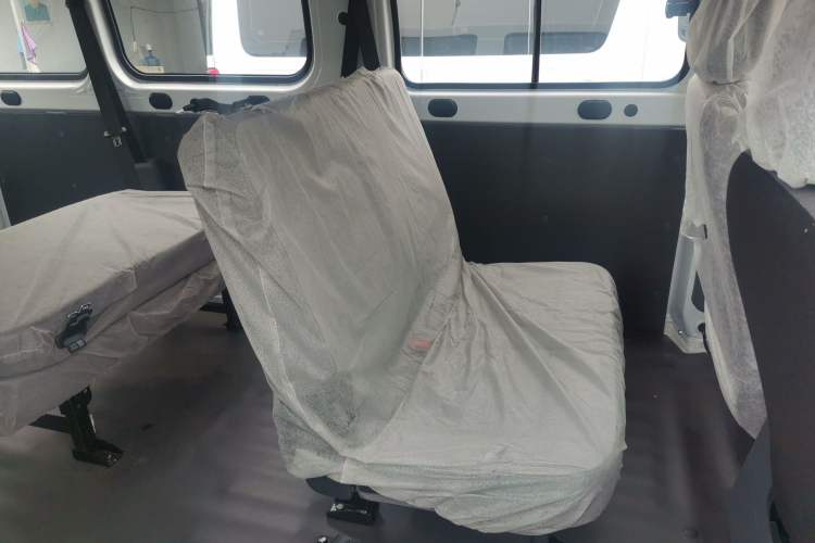 Used Wuling Yangguang 2024 300km Comfort-Grade Passenger Van 60kW Left Rear Seat