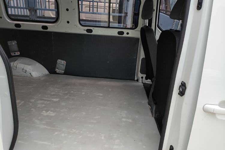 Used Wuling Yangguang 2024 300km Comfort-Grade Passenger Van 60kW Left Rear Seat