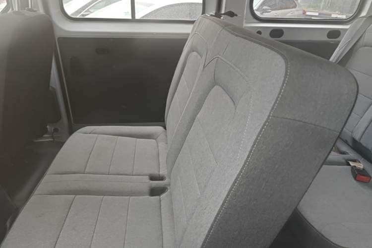 Used Wuling Yangguang 2024 300KM Comfort Version Passenger Van 75kW Left Rear Seat