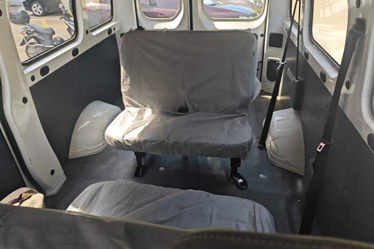 Used Wuling Yangguang 2024 300KM Comfort Version Passenger Van 75kW Left Rear Seat