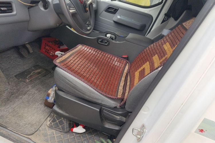 Used Wuling Yangguang 2024 300km Comfort Version with Sealed Windows 60kW Left Rear Seat