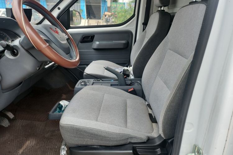 Used Wuling Yangguang 2024 300km Range Practical Window-Sealed Version 60kW Left Rear Seat