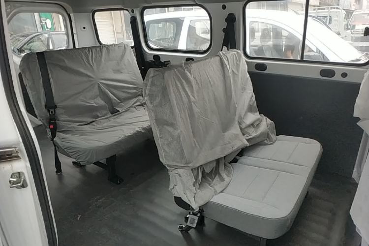 Used Wuling Yangguang 2024 300KM Comfort Version Passenger Van 75kW Left Rear Seat