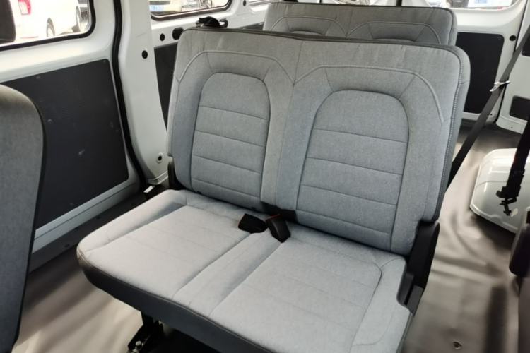 Used Wuling Yangguang 2024 300KM Comfort Version Passenger Van 75kW Left Rear Seat