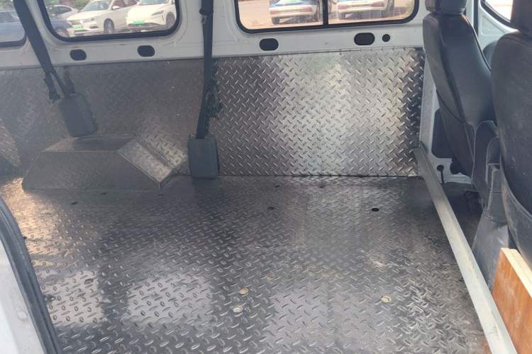 Used Wuling Yangguang 2024 300km Comfort-Grade Passenger Van 60kW Left Rear Seat