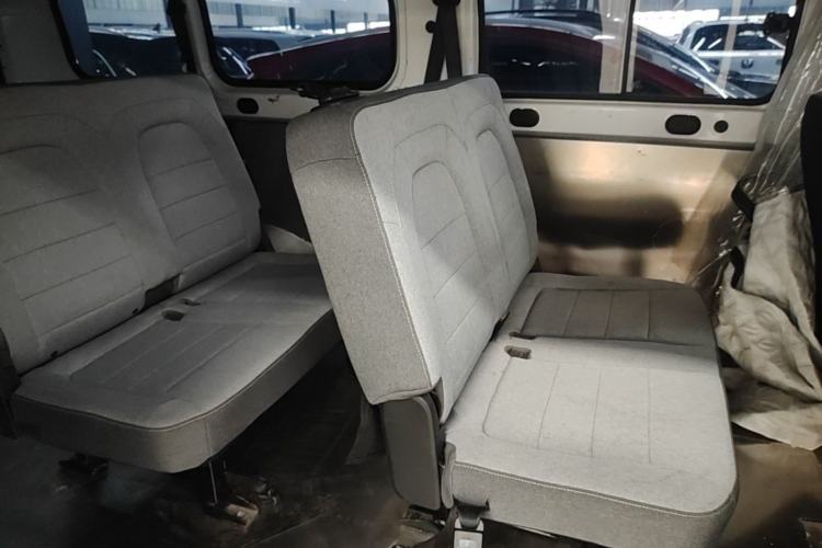 Used Wuling Yangguang 2024 300KM Comfort Version Passenger Van 75kW Left Rear Seat