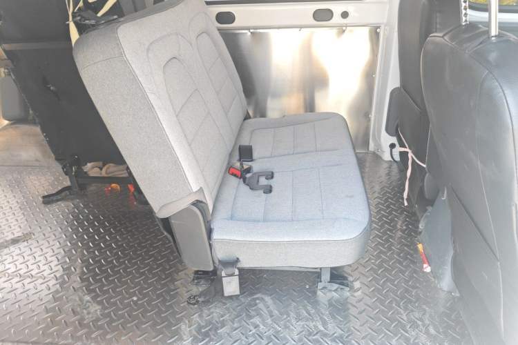 Used Wuling Yangguang 2024 300km Comfort-Grade Passenger Van 60kW Left Rear Seat