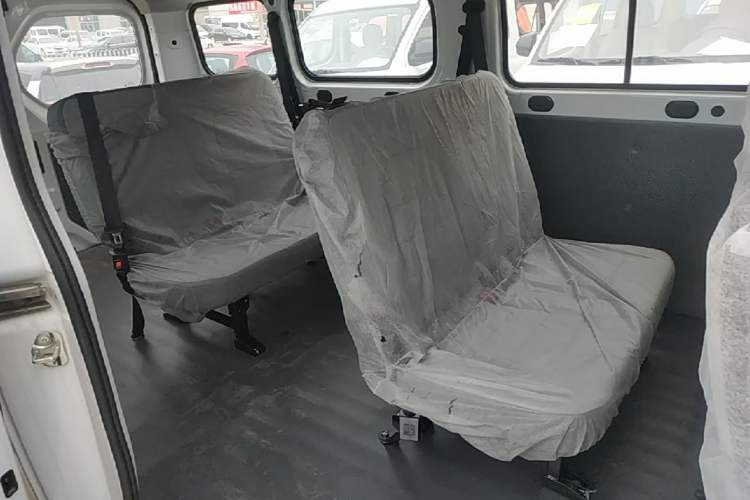 Used Wuling Yangguang 2024 300KM Comfort Version Passenger Van 75kW Left Rear Seat