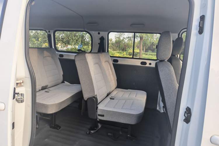 Used Wuling Yangguang 2024 300km Comfort-Grade Passenger Van 60kW Left Rear Seat