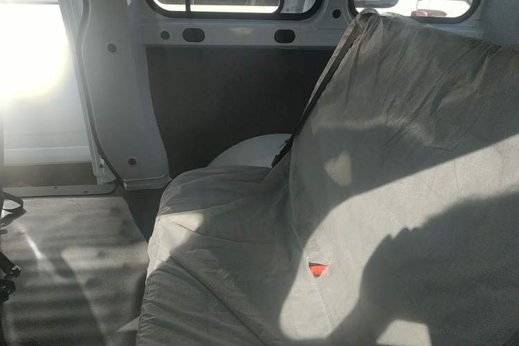 Used Wuling Yangguang 2024 300KM Comfort Version Passenger Van 75kW Left Rear Seat