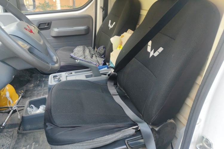 Used Wuling Yangguang 2024 300km Comfort Version with Sealed Windows 60kW Left Rear Seat