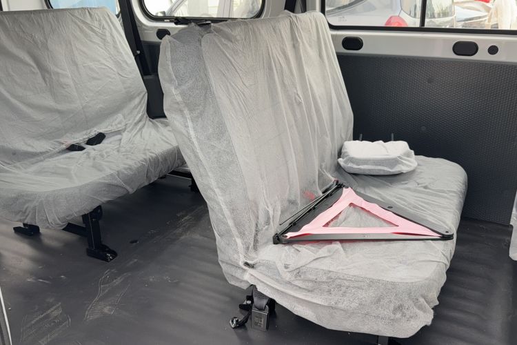 Used Wuling Yangguang 2024 300KM Comfort Version Passenger Van 75kW Left Rear Seat