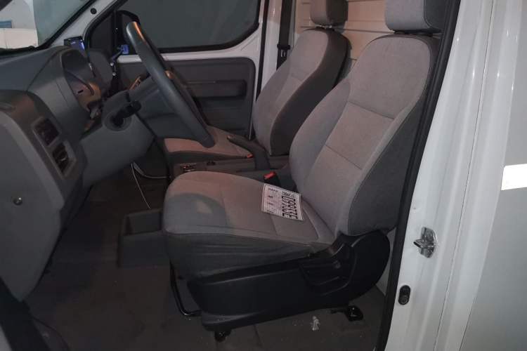 Used Wuling Yangguang 2024 300km Comfort Version with Sealed Windows 60kW Left Rear Seat