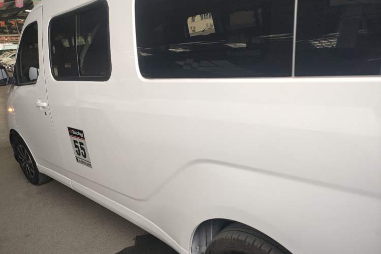 Used Wuling Yangguang 2024 300km Comfort-Grade Passenger Van 60kW Left Side