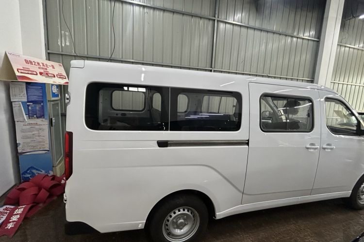 Used Wuling Yangguang 2024 300KM Comfort Version Passenger Van 75kW Left Side