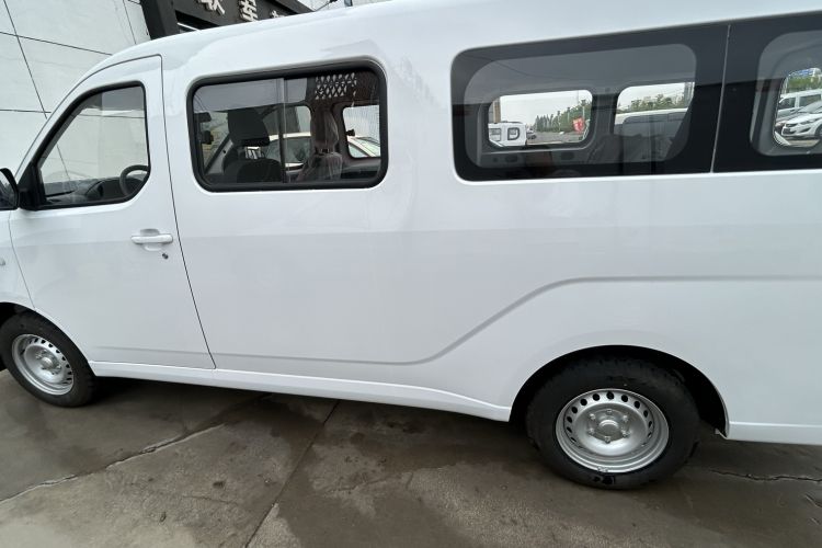Used Wuling Yangguang 2024 300KM Comfort Version Passenger Van 75kW Left Side