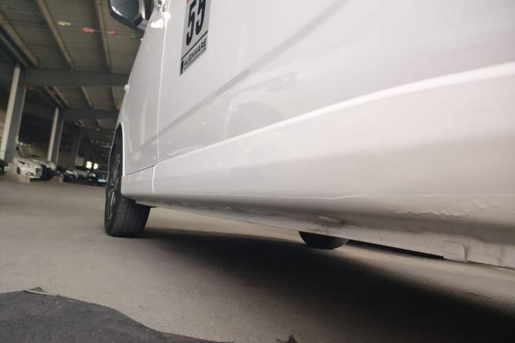 Used Wuling Yangguang 2024 300km Comfort-Grade Passenger Van 60kW Left Side Sill