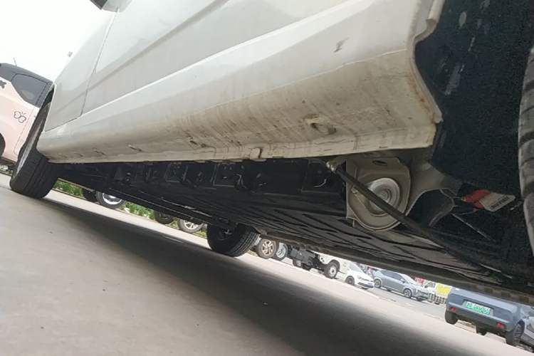 Used Wuling Yangguang 2024 300KM Comfort Version Passenger Van 75kW Left Side Sill