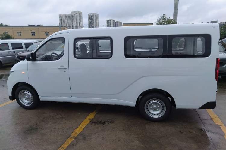 Used Wuling Yangguang 2024 300KM Comfort Version Passenger Van 75kW Left Side