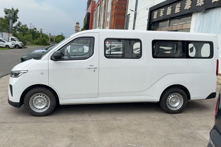 Used Wuling Yangguang 2024 300KM Comfort Version Passenger Van 75kW Left Side