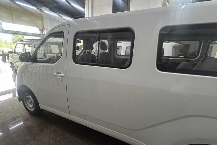 Used Wuling Yangguang 2024 300KM Comfort Version Passenger Van 75kW Left Side